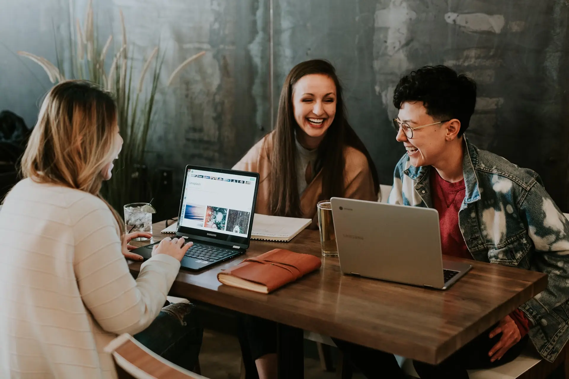 Groupe divers de personnes collaborant joyeusement, représentant l'inclusivité.