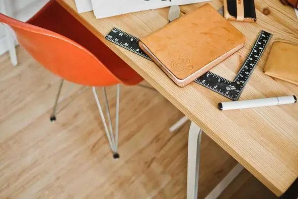 Animateur de jeunesse menant une session de formation pour un groupe de jeunes leaders.