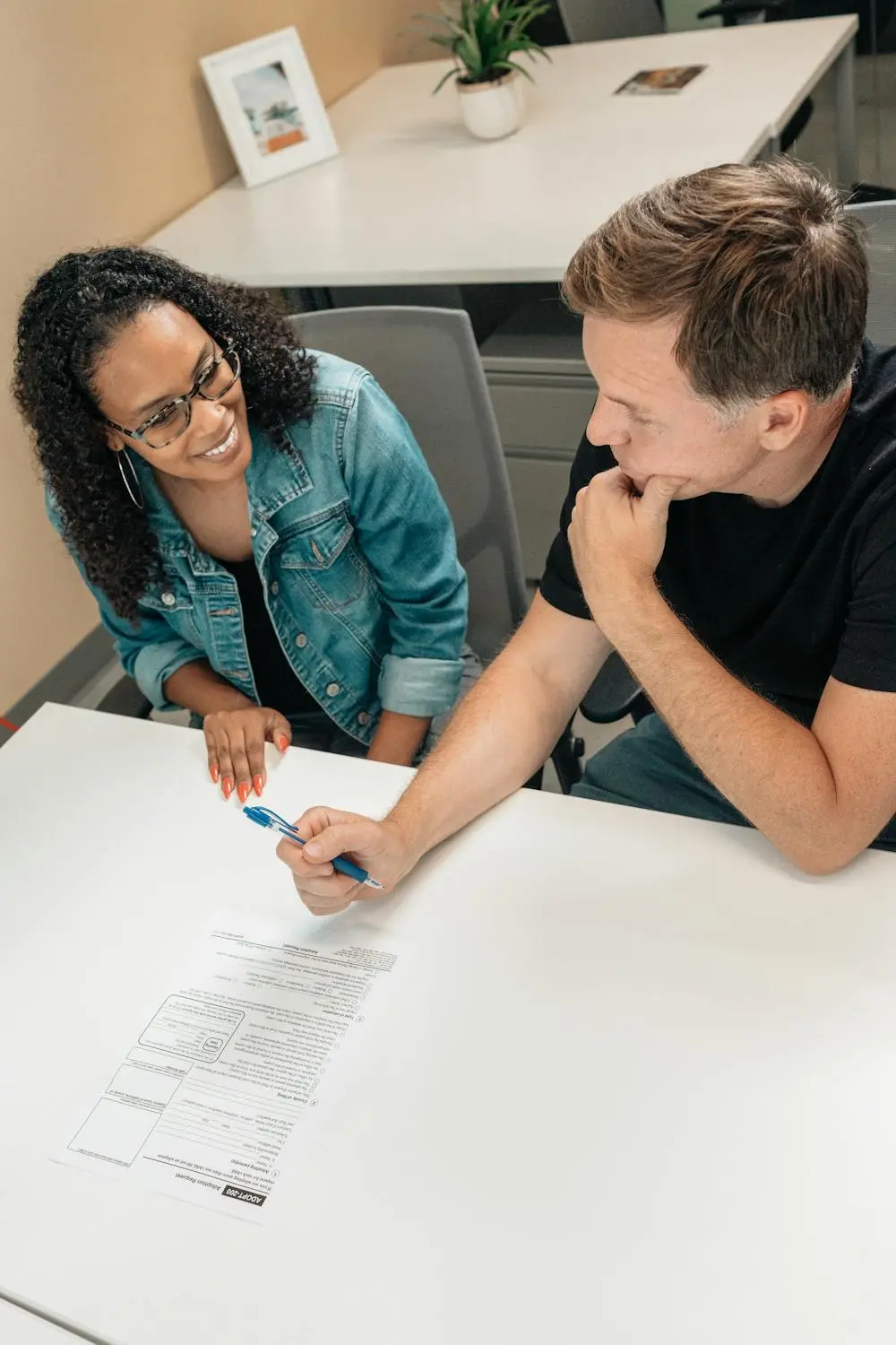 Groupe de jeunes de différentes nationalités participant à un échange interculturel.