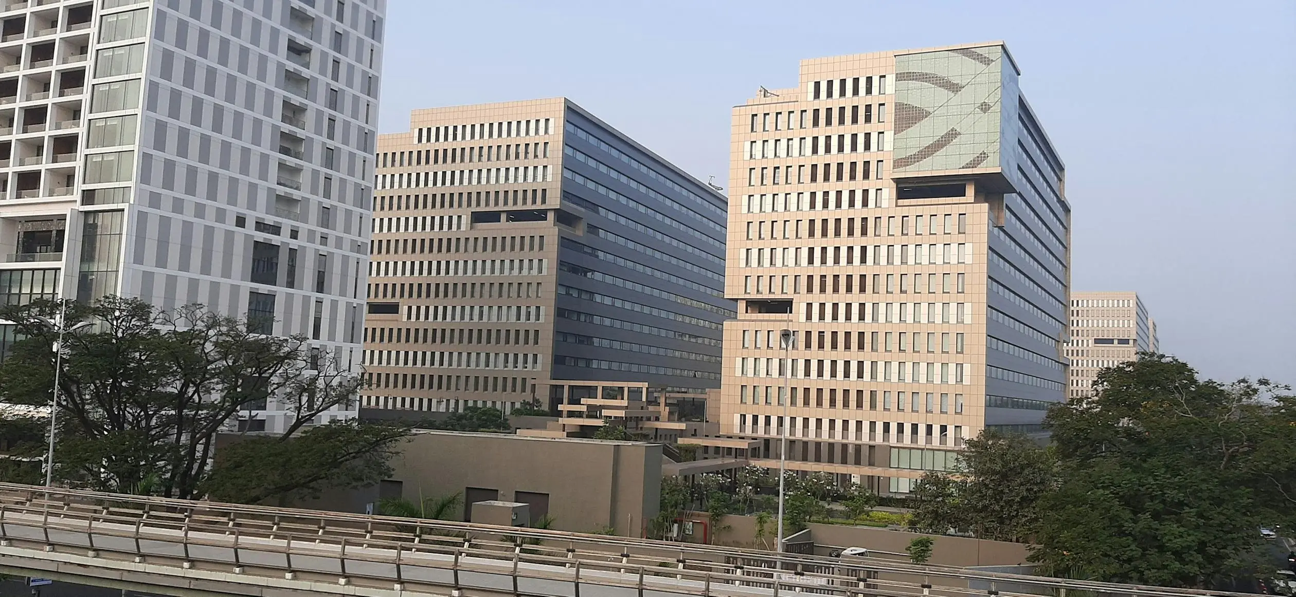 Groupe de jeunes volontaires du Corps Européen de Solidarité explorant une ville européenne.